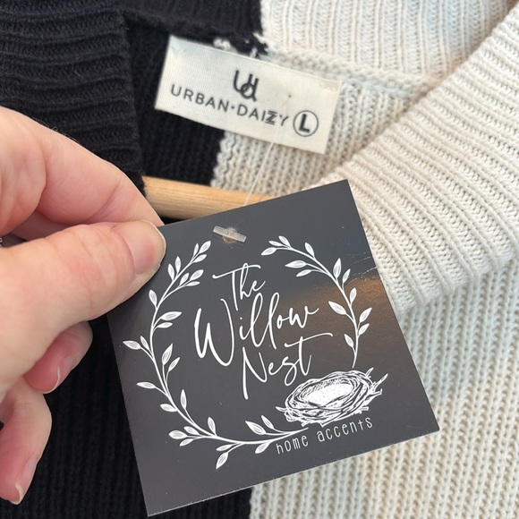 Urban Daisy Mock Neck Sweater Black White Colorblock NWT Size Large - Picture 4 of 5